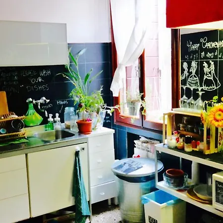 Hostal The Academy *