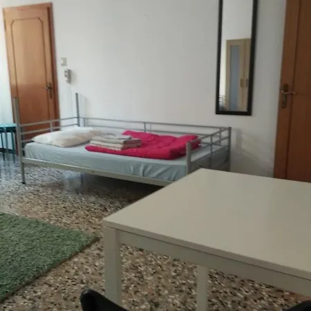 بيت شباب The Academy البندقية