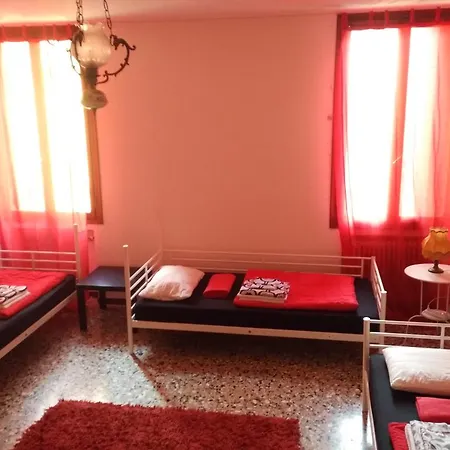 The Academy * البندقية