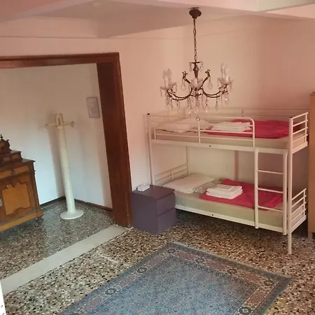 The Academy البندقية