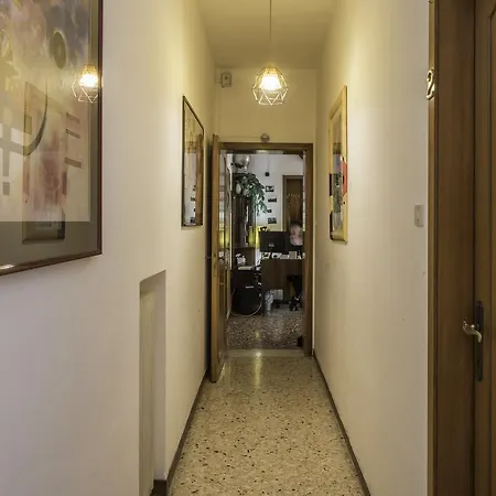 The Academy بيت شباب البندقية