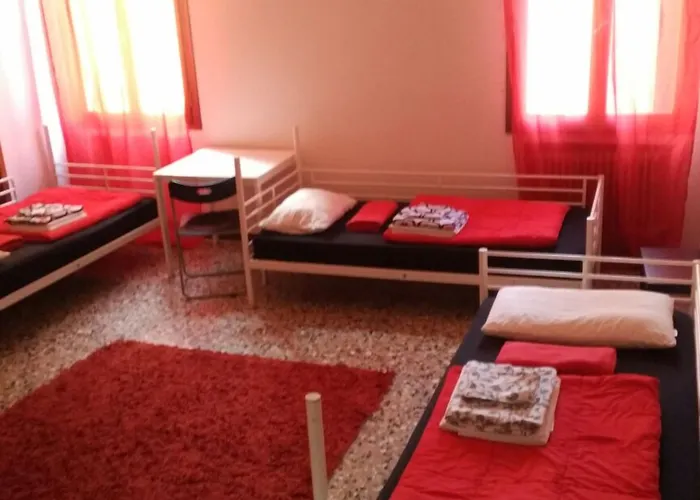 The Academy 威尼斯