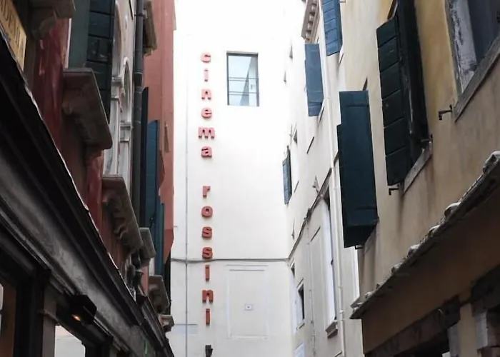 The Academy Albergue Veneza